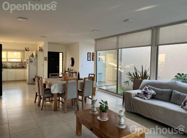 Casa · 145m² · 4 Ambientes · 2 Cocheras