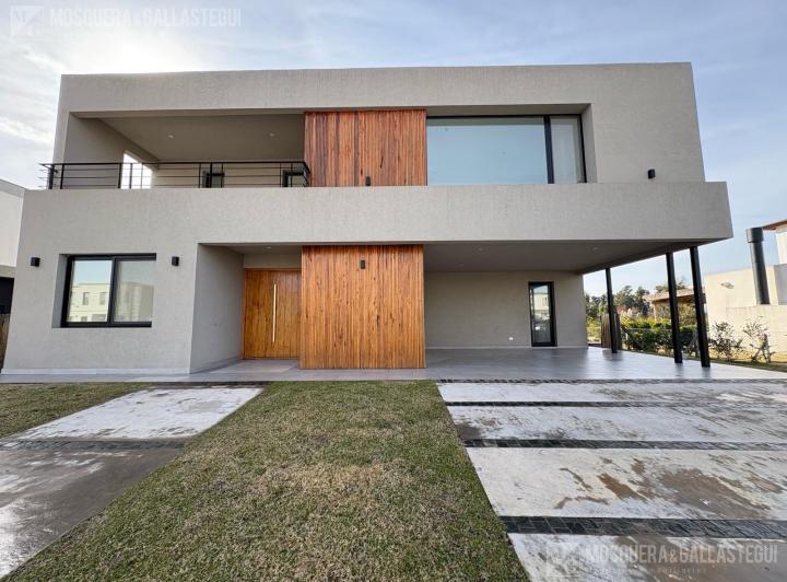 Casa · 246m² · 7 Ambientes