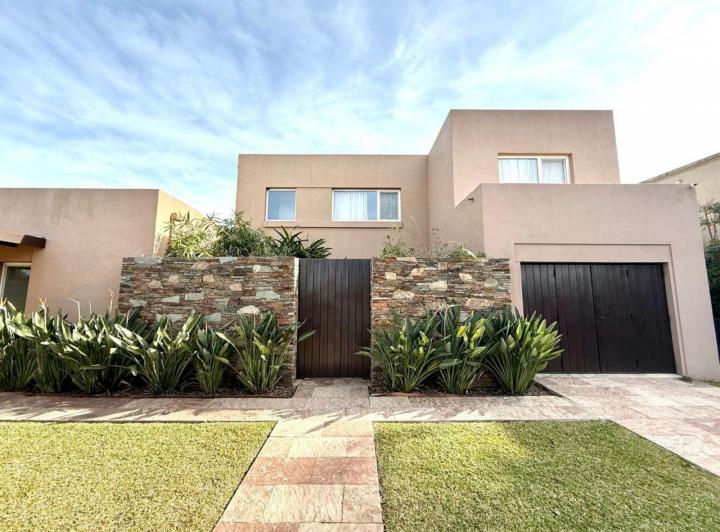 Casa · 400m² · 6 Ambientes · 1 Cochera