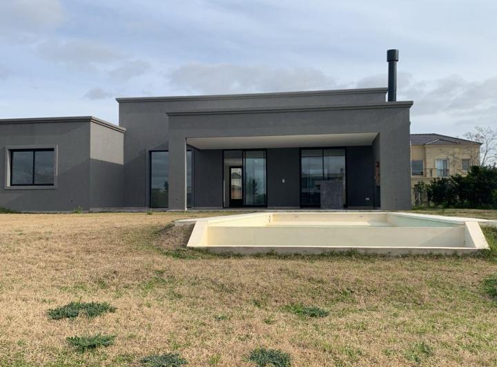 Casa · 180m² · 4 Ambientes · 1 Cochera