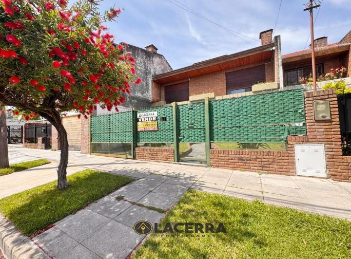 Casa · 230m² · 4 Ambientes · 3 Cocheras