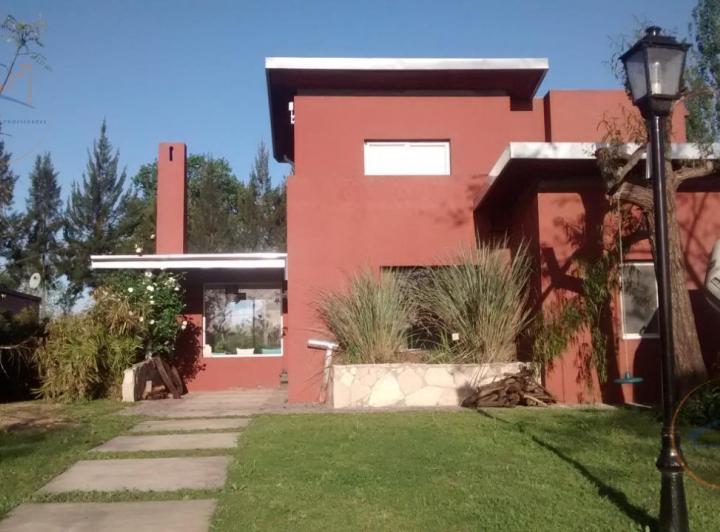 Casa · 220m² · 6 Ambientes · 2 Cocheras