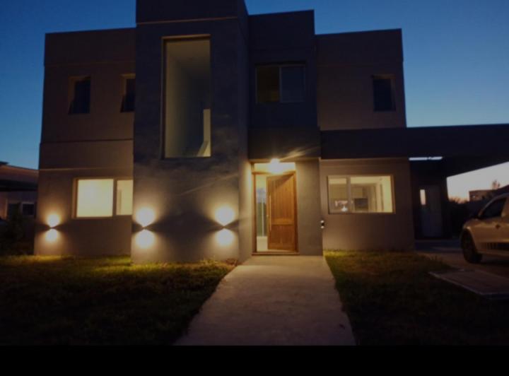 Casa · 199m² · 4 Ambientes · 2 Cocheras