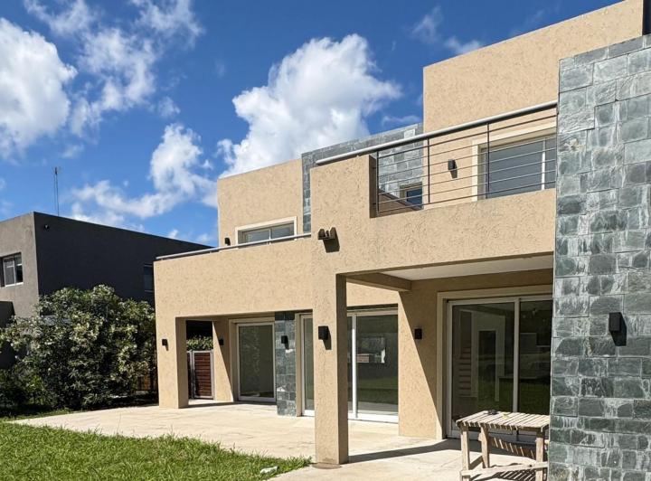 Casa · 200m² · 4 Ambientes · 2 Cocheras
