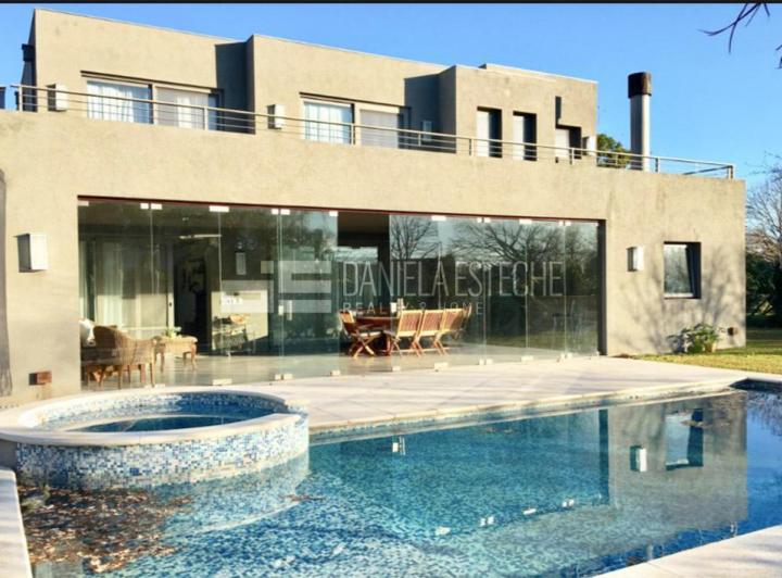 Casa · 310m² · 5 Ambientes · 2 Cocheras