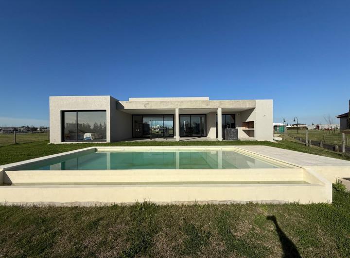 Casa · 259m² · 4 Ambientes · 2 Cocheras