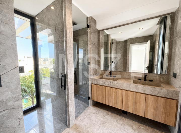 Casa · 270m² · 6 Ambientes · 2 Cocheras