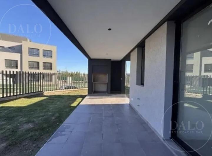 Casa · 161m² · 5 Ambientes · 2 Cocheras