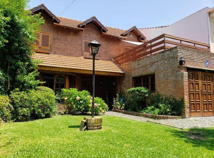 Casa · 260m² · 4 Ambientes · 2 Cocheras