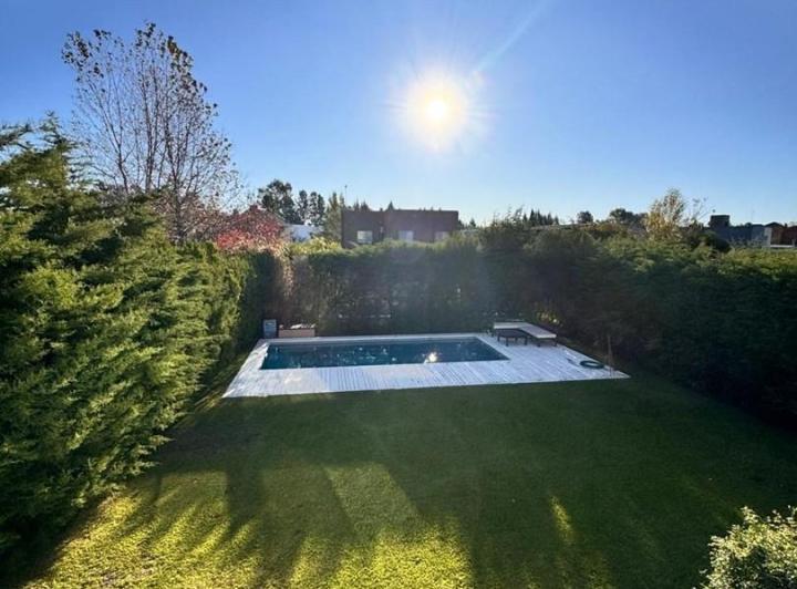 Casa · 315m² · 4 Ambientes · 1 Cochera