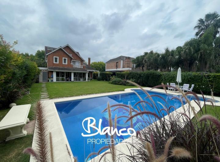 Casa · 254m² · 5 Ambientes · 2 Cocheras