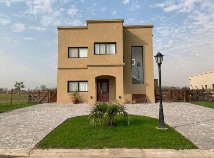 Casa · 178m² · 4 Ambientes · 2 Cocheras