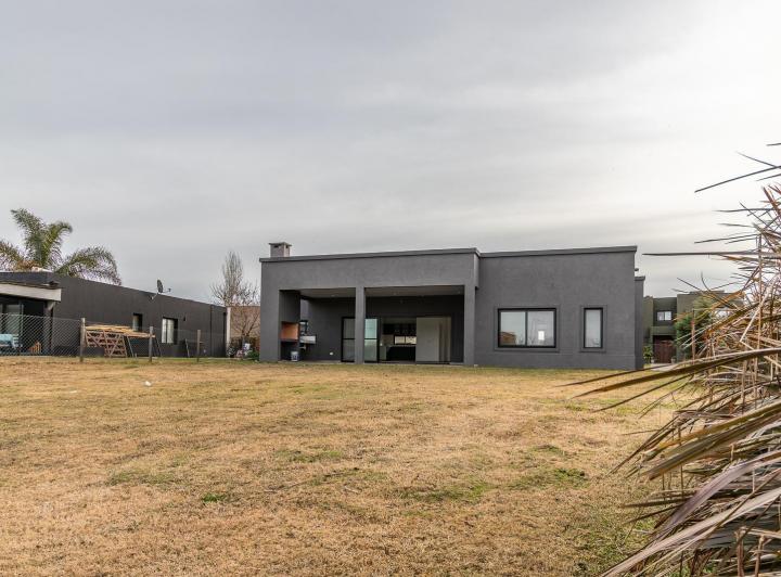 Casa · 165m² · 5 Ambientes · 4 Cocheras
