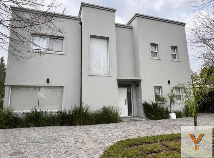 Casa · 210m² · 5 Ambientes · 2 Cocheras