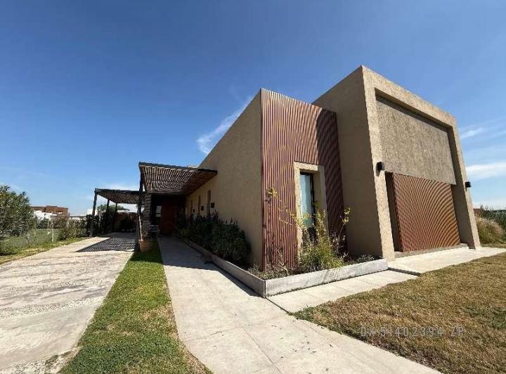 Casa · 220m² · 4 Ambientes · 1 Cochera