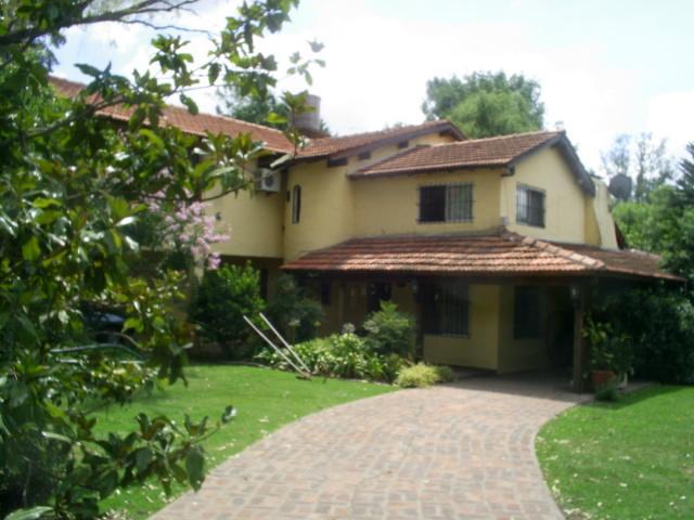 Casa · 230m² · 5 Ambientes · 2 Cocheras