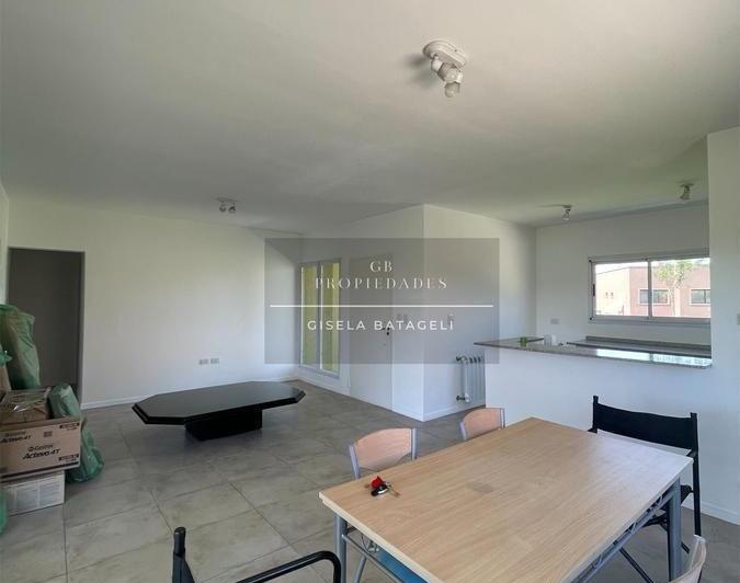 Casa · 140m² · 4 Ambientes · 2 Cocheras