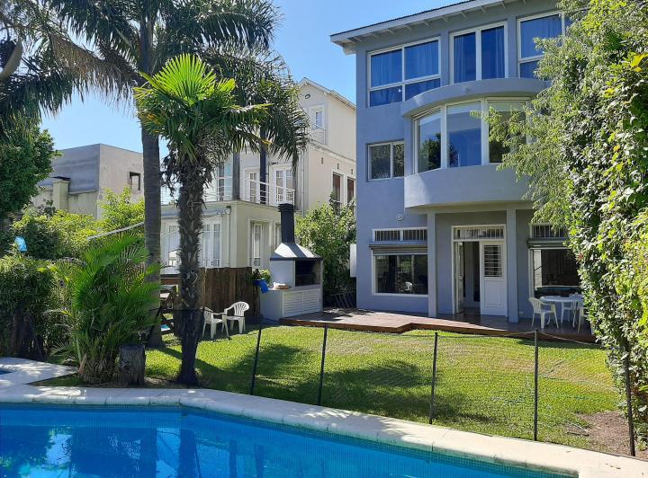 Casa · 310m² · 7 Ambientes · 2 Cocheras