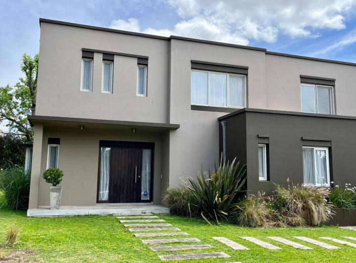 Casa · 240m² · 7 Ambientes · 2 Cocheras