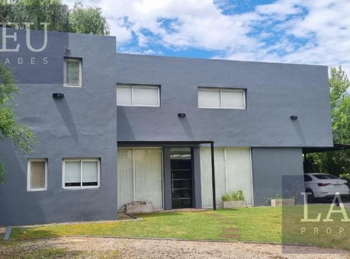 Casa · 200m² · 5 Ambientes · 2 Cocheras