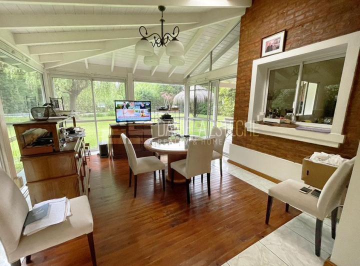 Casa · 254m² · 5 Ambientes · 2 Cocheras