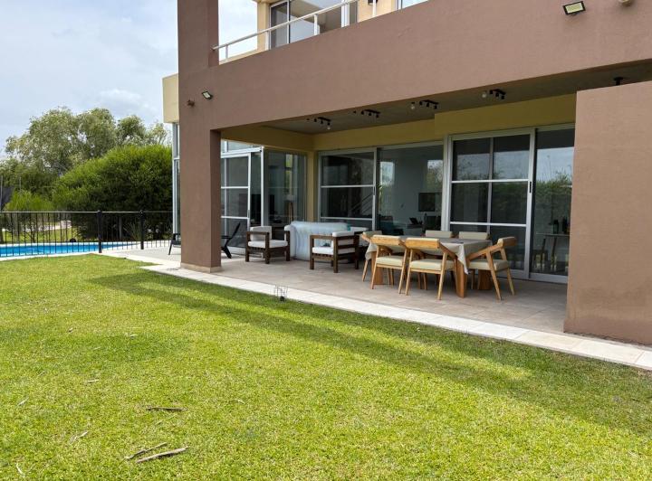 Casa · 220m² · 4 Ambientes · 2 Cocheras