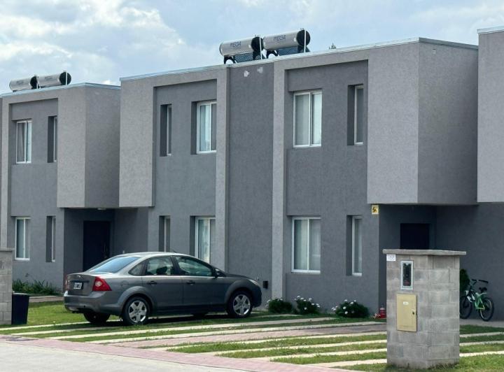 Casa · 104m² · 4 Ambientes · 2 Cocheras