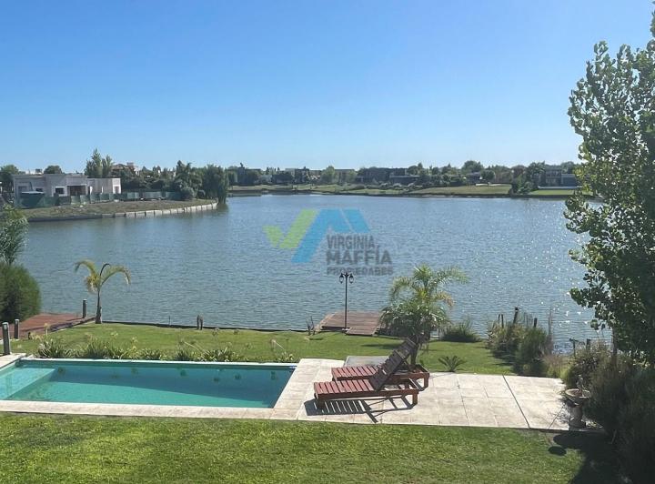 Casa · 195m² · 5 Ambientes · 2 Cocheras