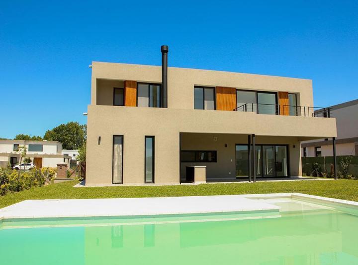 Casa · 213m² · 6 Ambientes · 2 Cocheras