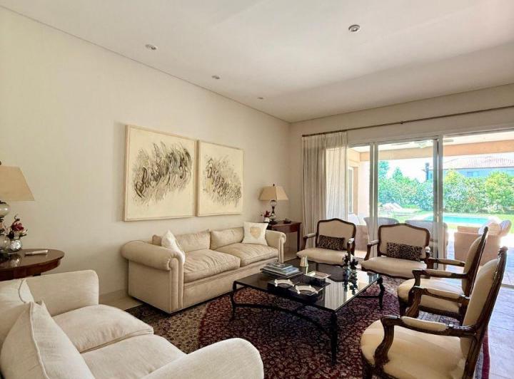 Casa · 290m² · 5 Ambientes · 2 Cocheras