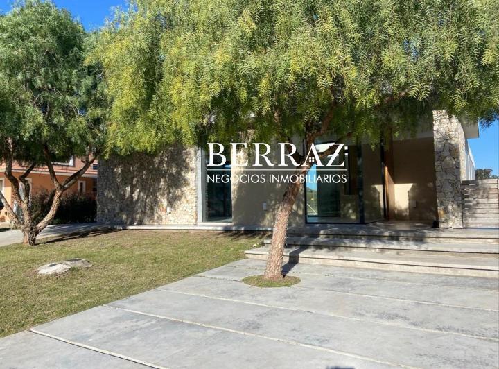 Casa · 143m² · 4 Ambientes · 2 Cocheras