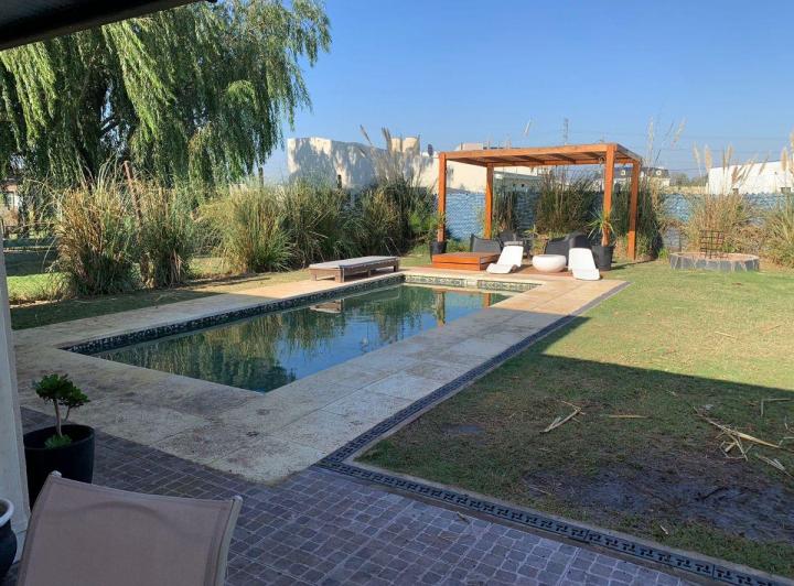 Casa · 145m² · 4 Ambientes · 4 Cocheras