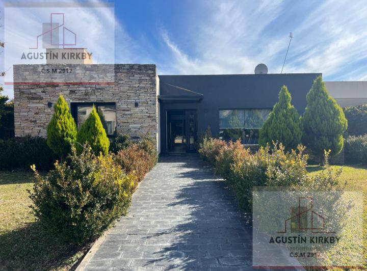 Casa · 800m² · 4 Ambientes · 1 Cochera
