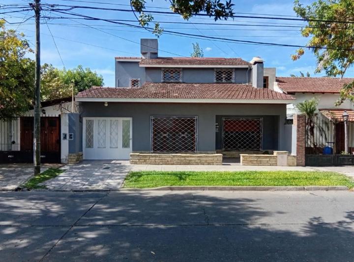 Casa · 220m² · 4 Ambientes · 2 Cocheras