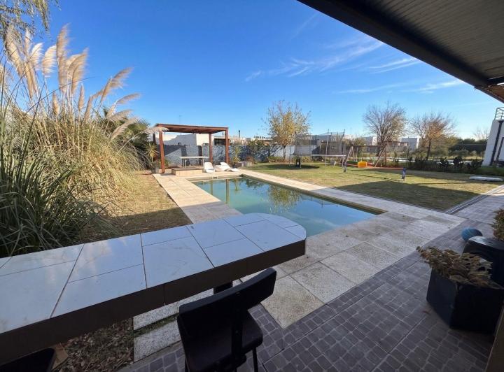 Casa · 145m² · 4 Ambientes · 2 Cocheras