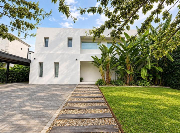 Casa · 163m² · 4 Ambientes · 6 Cocheras