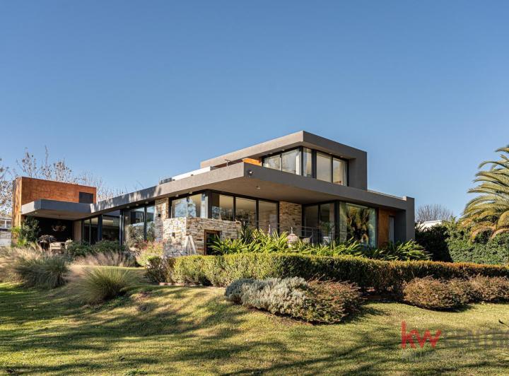 Casa · 235m² · 4 Ambientes · 2 Cocheras