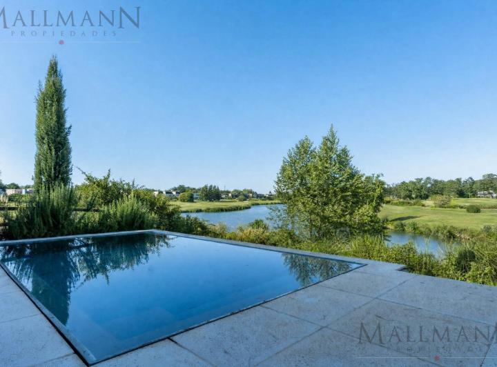Casa · 140m² · 4 Ambientes · 2 Cocheras