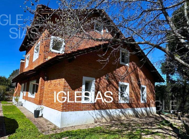 Casa · 214m² · 5 Ambientes · 3 Cocheras