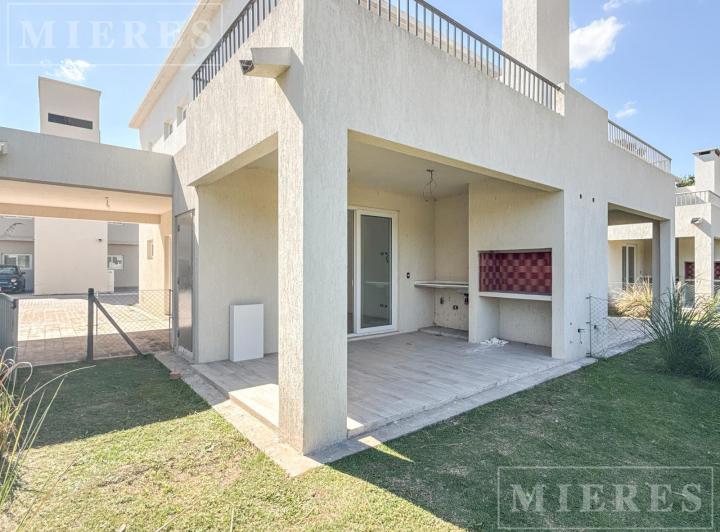 Casa · 82m² · 3 Ambientes · 1 Cochera