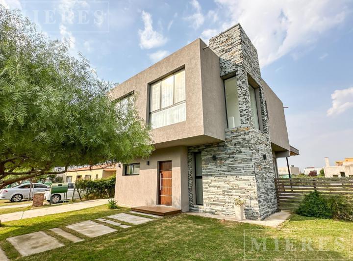 Casa · 140m² · 4 Ambientes