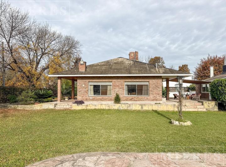 Casa · 243m² · 5 Ambientes · 1 Cochera