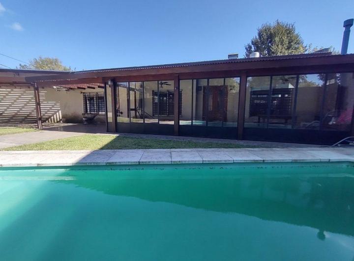 Casa · 182m² · 4 Ambientes · 2 Cocheras