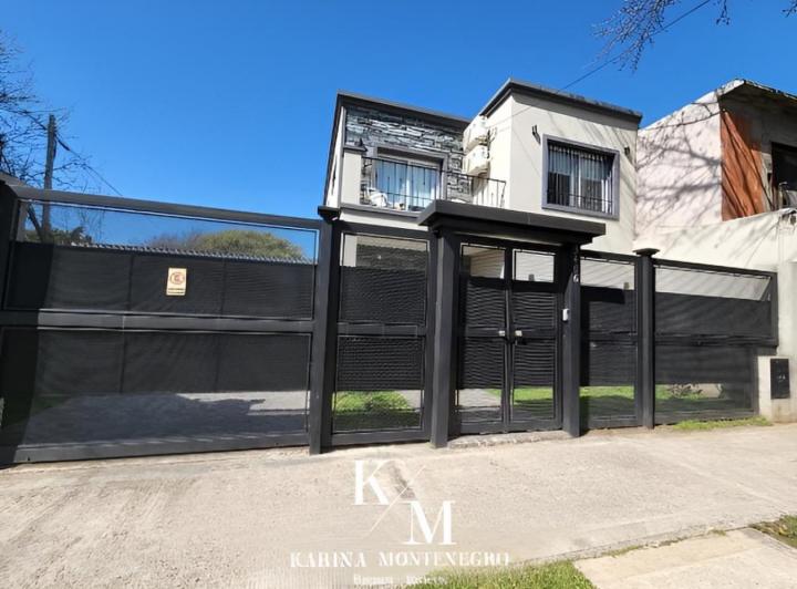 Casa · 220m² · 5 Ambientes · 4 Cocheras