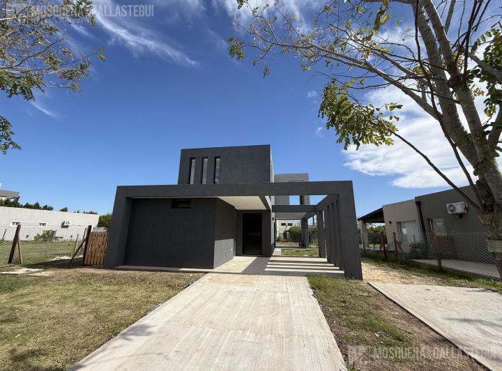 Casa · 126m² · 4 Ambientes · 4 Cocheras