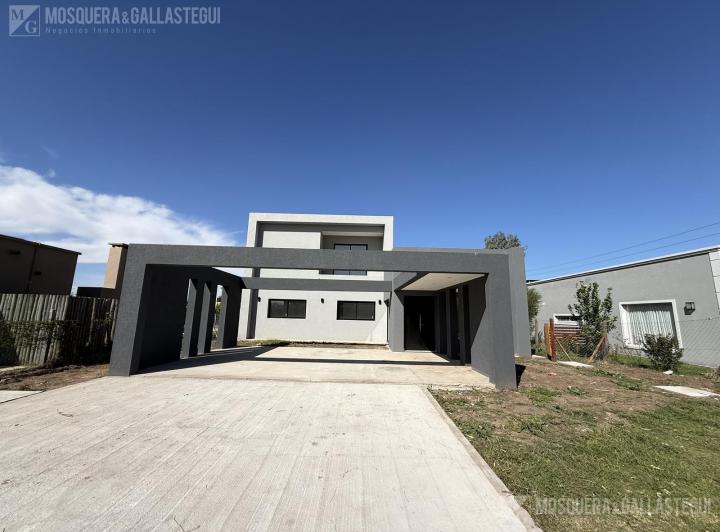 Casa · 138m² · 4 Ambientes · 3 Cocheras
