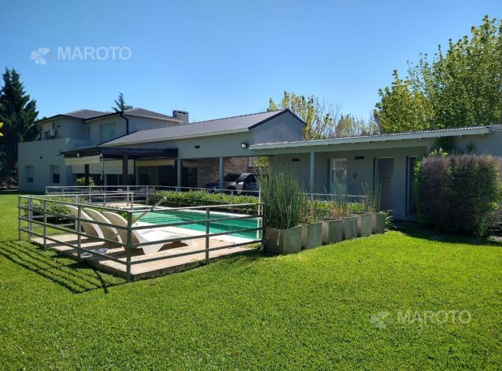 Casa · 325m² · 6 Ambientes · 2 Cocheras