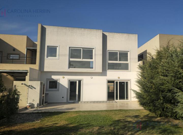 Casa · 206m² · 4 Ambientes · 1 Cochera