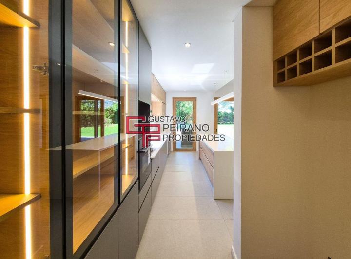 Casa · 389m² · 5 Ambientes · 1 Cochera