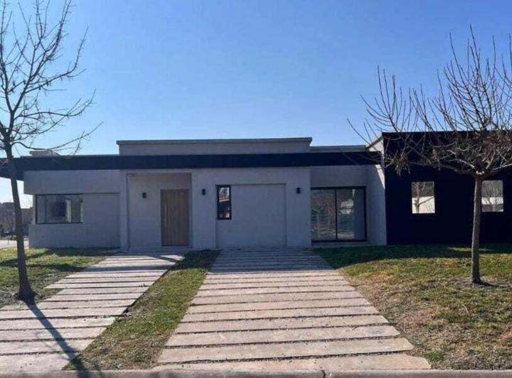 Casa · 250m² · 4 Ambientes · 4 Cocheras